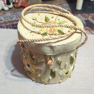 Retro Yellow Straw Barrel Purse: 1950s Pin-Up Style with Colorful Floral Design